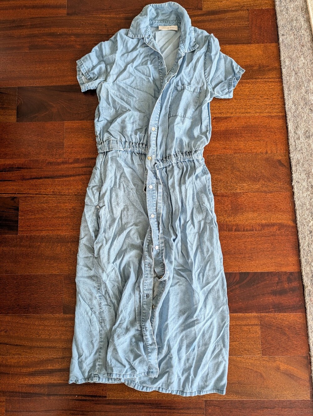 Amour Vert Light Blue Denim Button-Front Midi Dress - Small